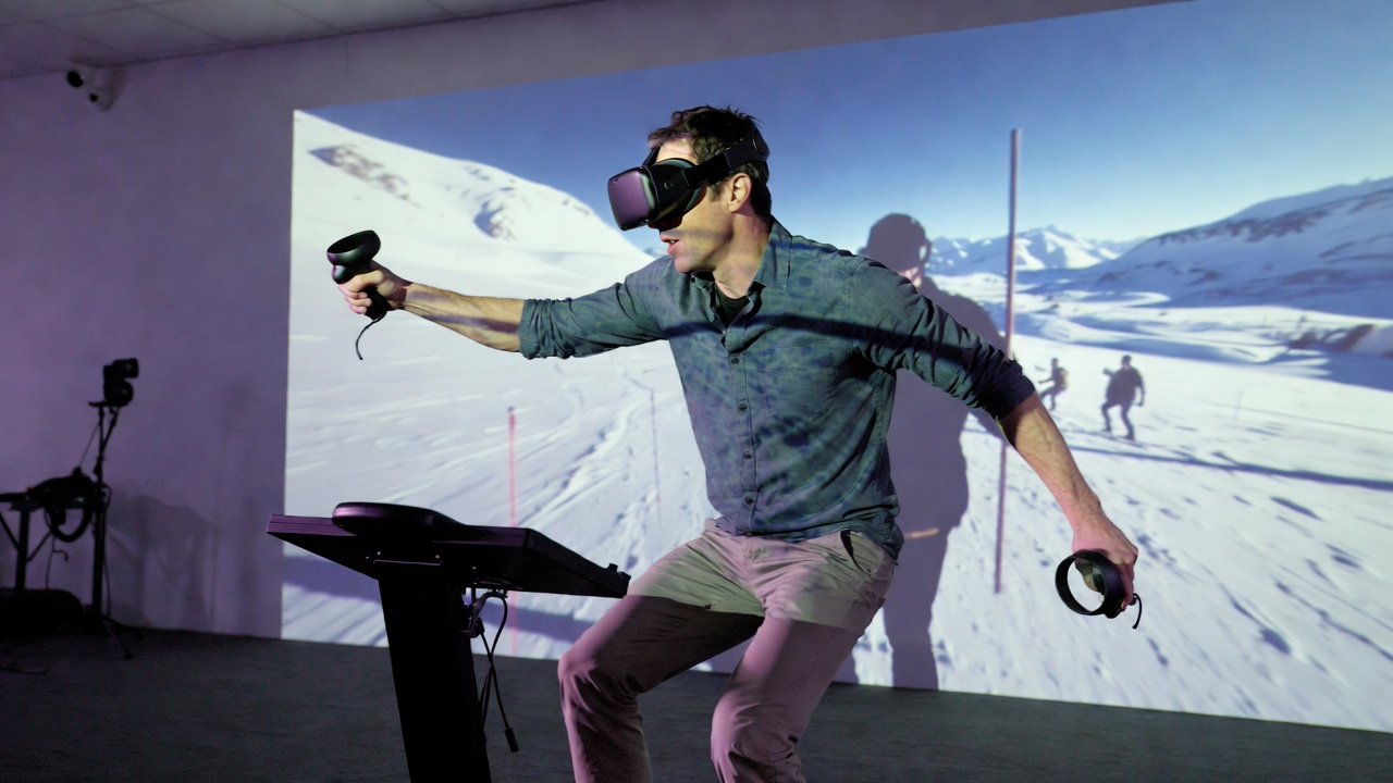 Descente de ski en simulateur VR : une expérience immersive qui attire les foules